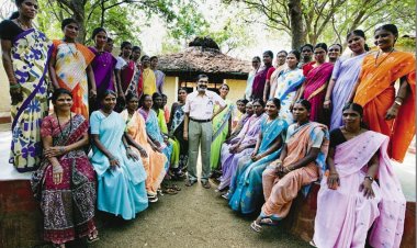 ಗಾಂಧಿ ನೆರಳು  -ಕೇಶವ ಮಳಗಿ - “ ರಕ್ತದಂತೆ ಹರಿಯುವ ಒಳಗಿನ ಪ್ರಜ್ಞೆ”