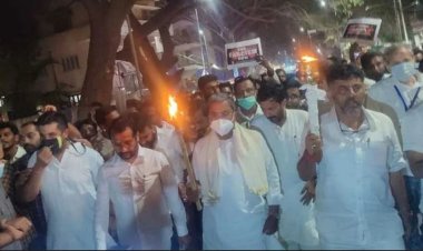 ಯುಪಿಯಲ್ಲಿ ರೈತರ ಹತ್ಯೆ, ಪ್ರಿಯಾಂಕ ಬಂಧನ   ಖಂಡಿಸಿ ಕಾಂಗ್ರೆಸ್ ಪಂಜಿನ ಮೆರವಣಿಗೆ