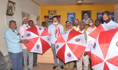 ಆರ್.ರಾಜೇಂದ್ರರಿಂದ ಚಂದ್ರಮೌಳೇಶ್ವರ ಬ್ಯಾಂಕ್  ಸದಸ್ಯರು ಸಿಬ್ಬಂದಿಗೆ ಕೊಡೆ ವಿತರಣೆ