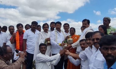 ತುರುವೇಕೆರೆ: ಎರಡು ದಶಕಗಳ ನಂತರ ತುಂಬಿದ ಕೆರೆಗಳು ಬೆಳ್ಳಿ ರಥದಲ್ಲಿ ಶಾಸಕ ಮಸಾಲಾ ಜಯರಾಂ ಮೆರವಣಿಗೆ