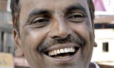 ಕದಡಿದ ನೀರಲ್ಲಿ ಮೀನು ಹಿಡಿವ ಪ್ರಯತ್ನ