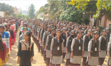 ತುರುವೇಕೆರೆಯ ಶ್ರೀ ಸ್ವಾಮಿ ವಿವೇಕಾನಂದ ಕಾಲೇಜಿನಲ್ಲಿ ಕನ್ನಡದ ಭಾವಗೀತೆಗಳನ್ನು ಸುಶ್ರಾವ್ಯವಾಗಿ ವಿದ್ಯಾರ್ಥಿಗಳು ಹಾಡುವ ಮೂಲಕ ಕನ್ನಡಾಂಬೆಗೆ ಗೌರವ ಸಮರ್ಪಿಸಿದರು.