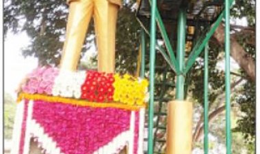 ಡಾ|| ಬಿ.ಆರ್.ಅಂಬೇಡ್ಕರ್ ಅವರ ಪುತ್ಥಳಿಗೆ ಜಿಲ್ಲಾಧಿಕಾರಿ ಡಾ||ಆರ್. ಸೆಲ್ವಮಣಿ  ಮಾಲಾರ್ಪಣೆ