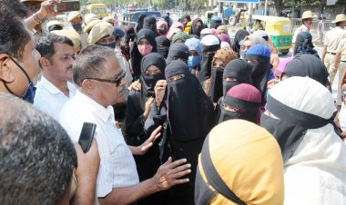 ಹಿಜಾಬ್ ತೆಗೆಯಲು ವಿದ್ಯಾರ್ಥಿನಿಯರ ವಿರೋಧ  “ ಅಲ್ಲಾಹು ಅಕ್ಬರ್ “- ವಿ ವಾಂಟ್ ಜಸ್ಟೀಸ್” ಘೋಷಣೆ-ಮೆರವಣಿಗೆ