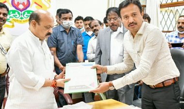 ಕೇಂದ್ರ ಮಾದರಿ ವೇತನ ಪರಿಷ್ಕರಣೆಗೆ `ಅಧಿಕಾರಿಗಳ ವೇತನ ಸಮಿತಿ' ರಾಜ್ಯ ನೌಕರರ ಸಂಘದ ಮನವಿಗೆ ಸಿಎಂ ತಾತ್ವಿಕ ಒಪ್ಪಿಗೆ-ಸುರೇಶ್ಬಾಬು