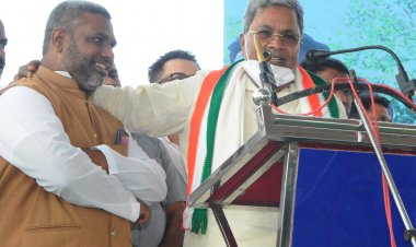 ‘ದೇಶಒಡೆಯುವ ಸಂಘ ಪರಿವಾರಕ್ಕೆಅಧಿಕಾರಕೊಡಬೇಡಿ’   ಅಲ್ಪಸಂಖ್ಯಾತರ ಬೃಹತ್ ಸಮಾವೇಶದಲ್ಲಿ ಕಾಂಗ್ರೆಸ್ ನಾಯಕ ಸಿದ್ಧರಾಮಯ್ಯ ಕರೆ