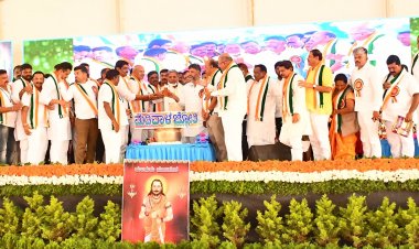 ‘ಮಡಿವಾಳ ಸಮಾಜಕ್ಕೆ ಕಾಂಗ್ರೆಸ್‌ ಎಂಎಲ್‌ಎ ಟಿಕೆಟ್’    ಬೃಹತ್‌ರಾಜ್ಯ ಸಮಾವೇಶದಲ್ಲಿ ಸಿದ್ದರಾಮಯ್ಯ,  ಡಿ.ಕೆ.ಶಿವಕುಮಾರ್ ಭರವಸೆ