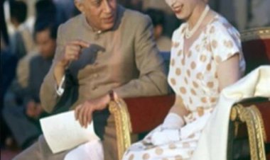 ಒಂದು ಗಳಿಗೆ -ಕುಚ್ಚಂಗಿ ಪ್ರಸನ್ನ   -  ಇಂಗ್ಲೆಂಡ್ ರಾಣಿಯ ಪುಸ್ಸಿ ಕ್ಯಾಟ್ ಮತ್ತು  ಮೈಸೂರು   ಅರಮನೆಯ ಮುದ್ದಿನ ಸೊಕ್ಕು