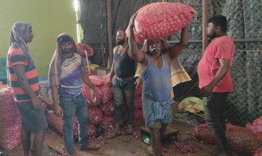 ಶತಕ ಮುಟ್ಟಿದ ಈರುಳ್ಳಿ ಬೆಲೆ ಹರಾಜಿನಲ್ಲಿ ಕ್ವಿಂಟಲ್ಗೆ 6 ಸಾವಿರ ರೂ. ಗೆ ಮಾರಾಟ