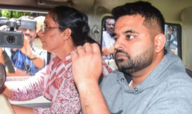 ಎಸ್ಐಟಿ ಮಹಿಳಾ ಅಧಿಕಾರಿಗಳ ಪ್ರಶ್ನೆಗಳಿಗೆ   ಉತ್ತರ ಕೊಡಲು ತತ್ತರಿಸಿಹೋದ ಪ್ರಜ್ವಲ್