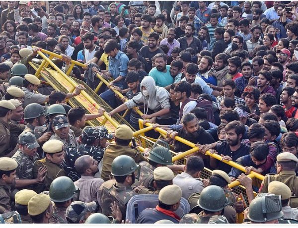   ಯುವ ಸಮಾಜದ ಗುರಿ ಆದ್ಯತೆ ಮತ್ತು ಜವಾಬ್ದಾರಿ ಅನುಕರಣೀಯ ಸಮಕಾಲೀನ ಮಾದರಿಗಳಿಲ್ಲದ ಸಮಾಜದಲ್ಲಿ ಯುವ ಸಮಾಜದ ಪಯಣ