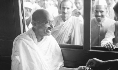 ಭಕ್ತರಿಗೂ ದ್ವೇಷಿಗಳಿಬ್ಬರಿಗೂ ಅರ್ಥವಾಗದ ಗಾಂಧೀ                                                                                                                                                    -ದಿನೇಶ್‌ ಅಮೀನ್‌ ಮಟ್ಟು