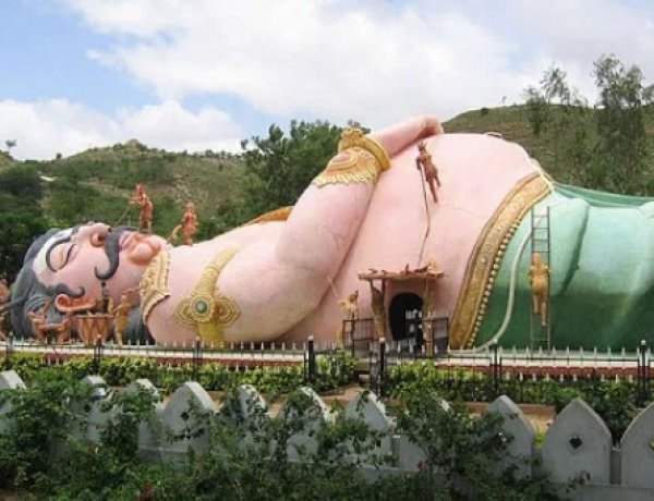 ಕುಂಭಕರ್ಣನನ್ನು ಈ ರೀತಿ ಮಲಗಿಸಲಾಗಿ...