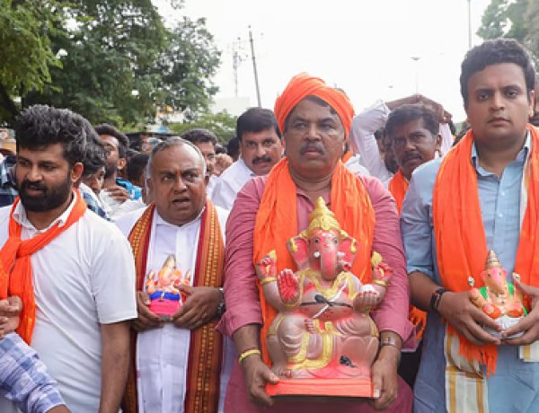 ವಿದ್ಯಾಬುದ್ಧಿಯ ಚೌಕದಿಂದ ಬೀದಿ ಜಗಳದ ಅಂಗಳಕ್ಕೆ                                                                                                                                              ಗಣದೈವವನ್ನು ಗಣ ವಿಭಜನೆಯ ಅಸ್ತ್ರವನ್ನಾಗಿ ಬಳಸುವ ರಾಜಕೀಯ