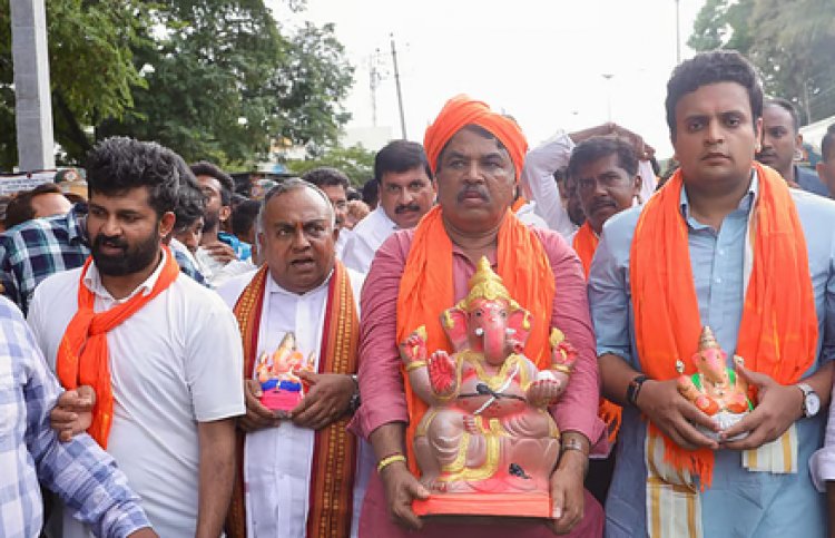 ವಿದ್ಯಾಬುದ್ಧಿಯ ಚೌಕದಿಂದ ಬೀದಿ ಜಗಳದ ಅಂಗಳಕ್ಕೆ                                                                                                                                              ಗಣದೈವವನ್ನು ಗಣ ವಿಭಜನೆಯ ಅಸ್ತ್ರವನ್ನಾಗಿ ಬಳಸುವ ರಾಜಕೀಯ